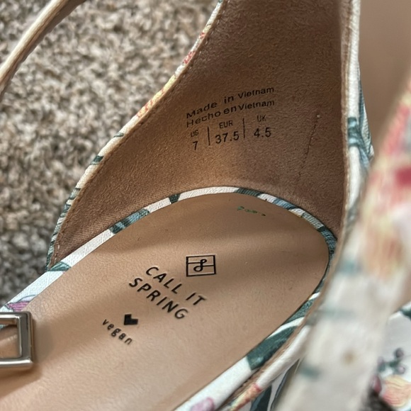 Call it spring sandals - Picture 5 of 7